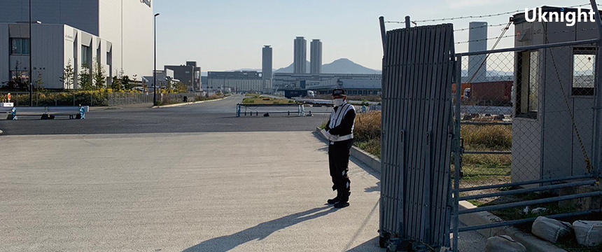 東区内にて工事現場の出入口の警備業務を実施致しました。